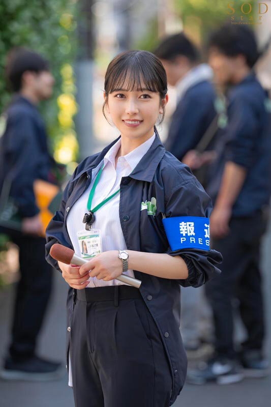 【数量限定】激務な報道局で働くボクが欲求不満な美人ディレクターを刺激したらエロスイッチを入れてしまい何度も誘惑されて…シャワーも浴びずに編集所に籠って汗だくセックスに明け暮れた 小湊よつ葉 ステッカーとパンティと写真セット 画像20