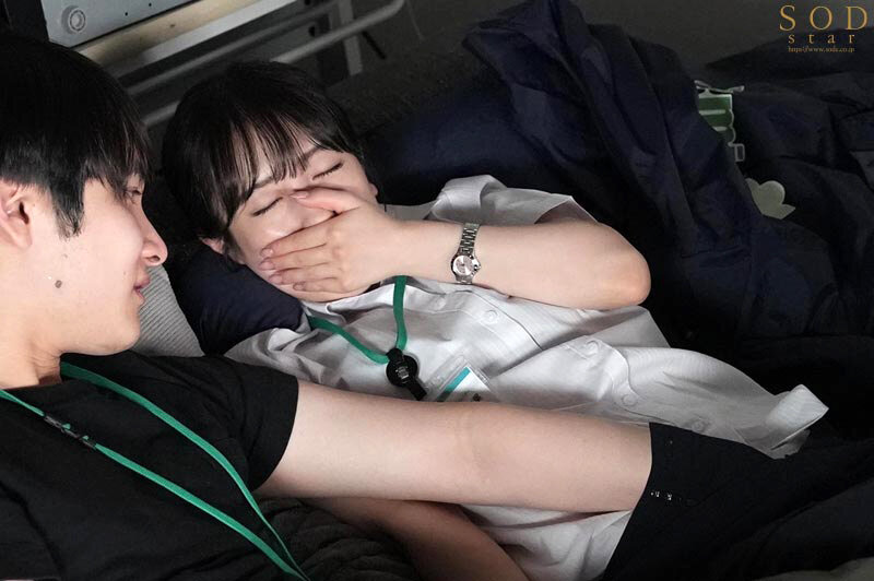 【数量限定】激務な報道局で働くボクが欲求不満な美人ディレクターを刺激したらエロスイッチを入れてしまい何度も誘惑されて…シャワーも浴びずに編集所に籠って汗だくセックスに明け暮れた 小湊よつ葉 ステッカーとパンティと写真セット 画像3