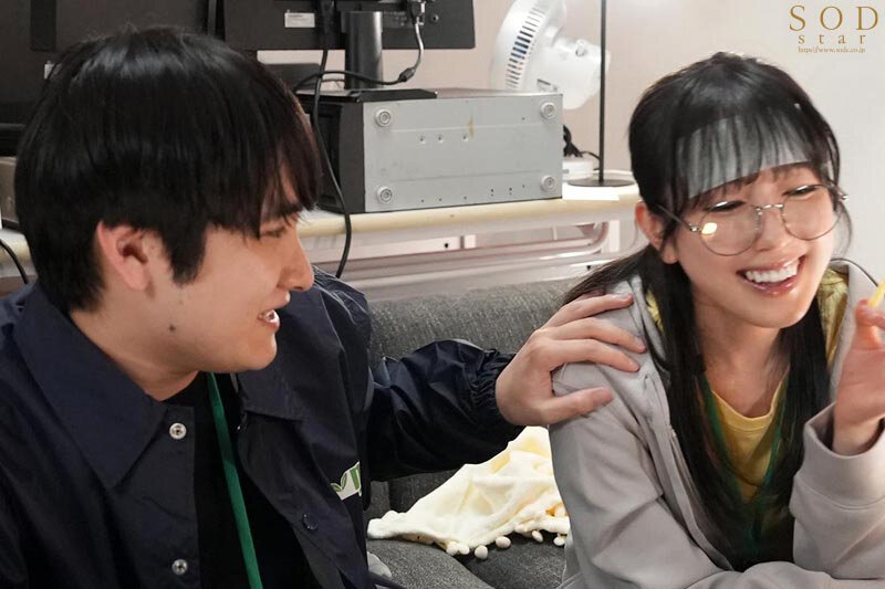 【数量限定】激務な報道局で働くボクが欲求不満な美人ディレクターを刺激したらエロスイッチを入れてしまい何度も誘惑されて…シャワーも浴びずに編集所に籠って汗だくセックスに明け暮れた 小湊よつ葉 ステッカーとパンティと写真セット 画像4