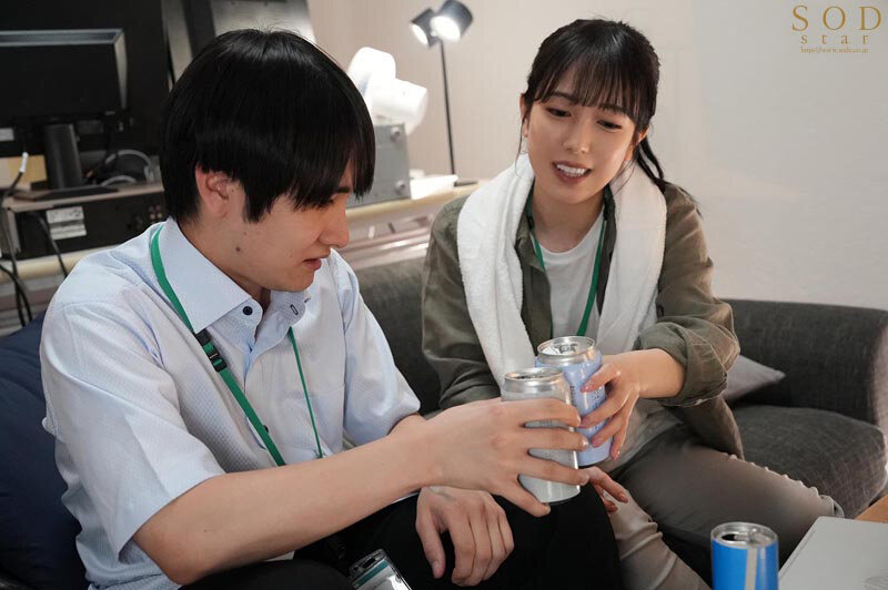 【数量限定】激務な報道局で働くボクが欲求不満な美人ディレクターを刺激したらエロスイッチを入れてしまい何度も誘惑されて…シャワーも浴びずに編集所に籠って汗だくセックスに明け暮れた 小湊よつ葉 ステッカーとパンティと写真セット 画像6