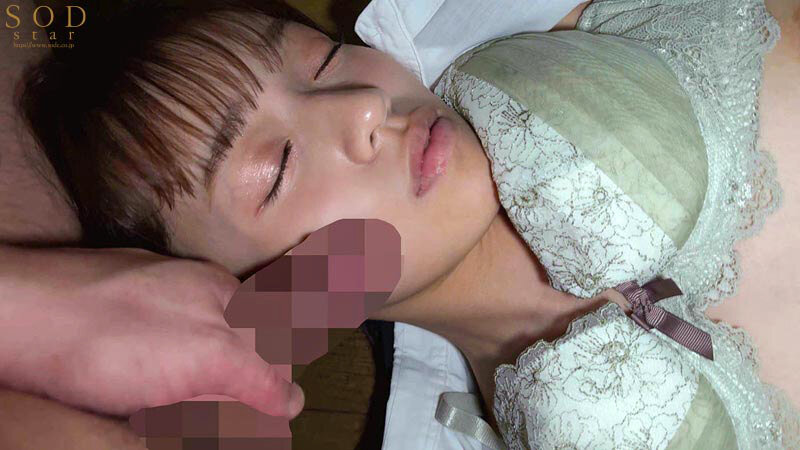 半年間隠し撮りし続けていた隣人就活生(推定 G カップ)が家の前で潰れていたので、介抱のフリをして無抵抗なカラダを臭ツバまみれになるまで舐めまわした。 葵ななせ 画像12
