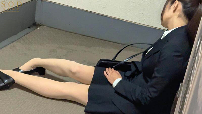 半年間隠し撮りし続けていた隣人就活生(推定 G カップ)が家の前で潰れていたので、介抱のフリをして無抵抗なカラダを臭ツバまみれになるまで舐めまわした。 葵ななせ 画像8