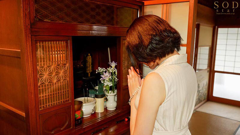 夫の命日NTR 亡き夫との思い出が詰まった家で故人とのエピソードを語らいながらハメたおせ! 夏目響 画像5