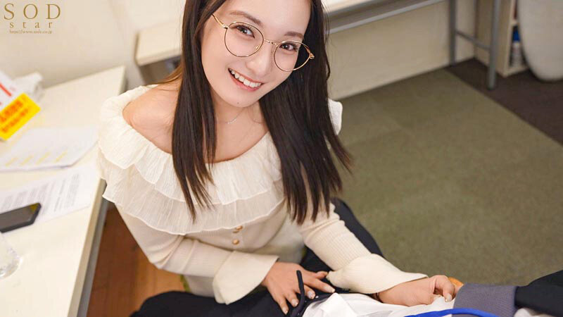 昼は清楚な新人女子アナ恋生は 夜はボクの居残り残業の発声練習に付き合ってくれ とびきり下品な清らか淫語を耳元でささやいて 優しく包み込むようなフィンガーテクと乳首舐めで慰めてくれる神同期 渚恋生 画像4