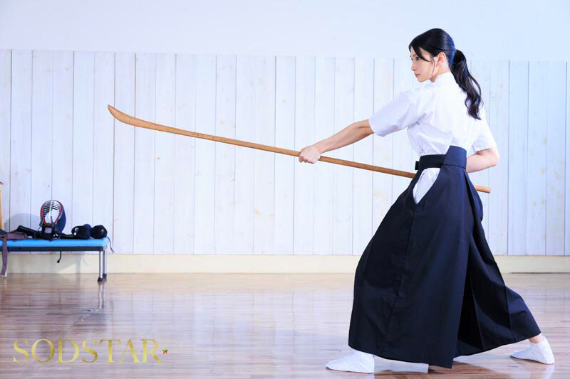 凛とした美しき薙刀剣士と密かに恋焦がれていた僕の童貞喪失物語 本庄鈴【特典映像収録】 画像3