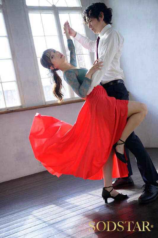 【数量限定】Shall we キメセク?社交ダンス講師が生徒である妻子持ち中年サラリーマンと不倫SEXグミにハマる 小湊よつ葉 パンティと写真セット 画像2