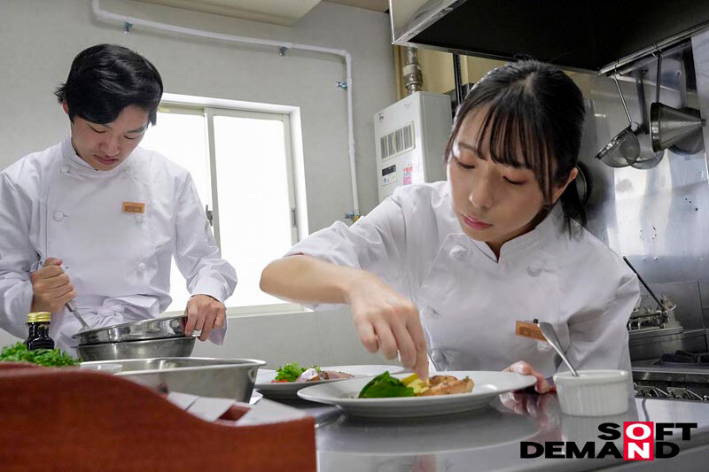 嫌がらせの低評価レビューをチラつかせてセクハラしてくる有名グルメ評論家に屈辱の枕営業を強いられた元アイドルのホテルシェフ 楓きらり 画像4