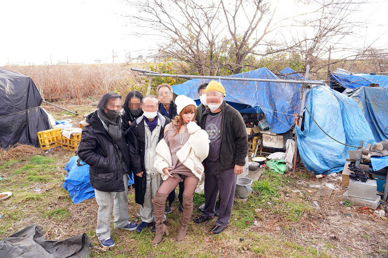 ホームレスに炊き出し！ナマ大乱交でハメまくり中出しまくり！酒淫乱天使・皇ゆずが総挿入23回！中出し19回！舌射5回！ - Image 2