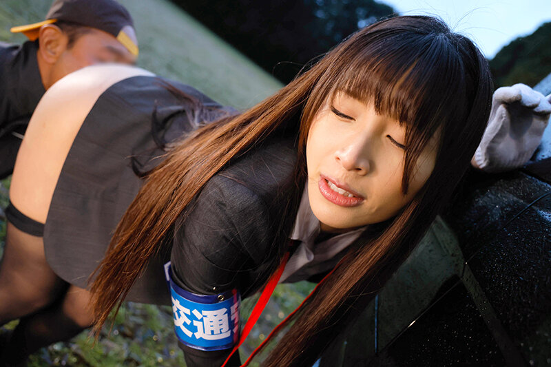 じいじ殺到!免許を返還したご褒美に青空SEX特典!村役場の黒パンスト事務員と潮吹きラストドライブ! 南條彩 画像9