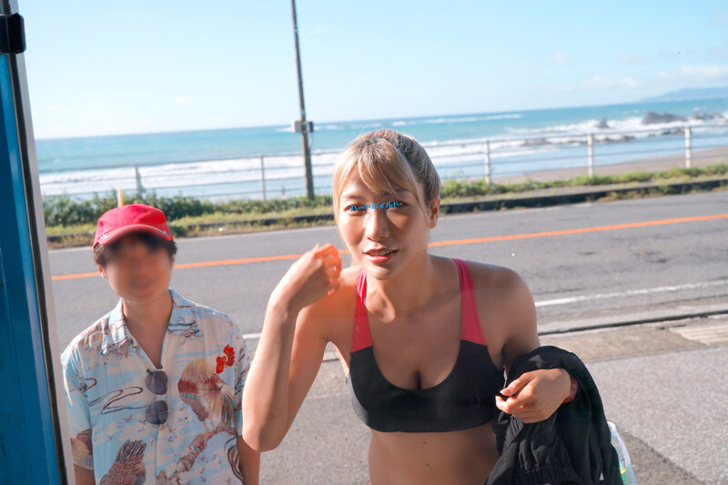 マジックミラー号ハードボイルド ビ〇トコインで一発当てたチビの俺が目前の海で高身長ビーチバレー娘をナンパ!素肌と水着の隙間にチン★コキお願い!最後は、低身長コンプレックス解消のナマ中出し!! 画像1