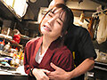 サンプル画像12 - 羞恥！美少女完全淫乱♀化ビッグバンローター 電圧85倍！電マ以上に強力な振動で容赦無く野外失禁させる爆弾ローターをキツマンにぬっぷり挿入され、アルバイトするファミレス・居酒屋娘