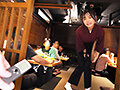 サンプル画像13 - 羞恥！美少女完全淫乱♀化ビッグバンローター 電圧85倍！電マ以上に強力な振動で容赦無く野外失禁させる爆弾ローターをキツマンにぬっぷり挿入され、アルバイトするファミレス・居酒屋娘