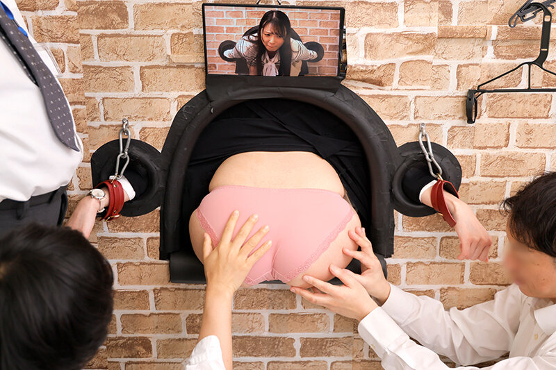 羞恥！新任女教師が卑猥な壁穴で学習教材にされる性教育 サンプル画像 3