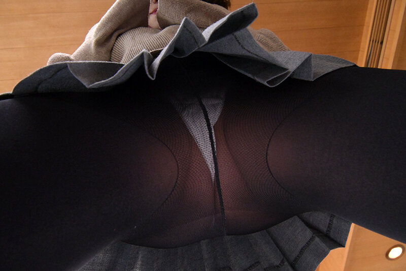 黒タイツパンツで元気づけてくれるお従姉ちゃん！ ほらほらいっぱい見て仕事の疲れも精子もドピュッと出してスッキリしちゃおうよ！協力してあげるね！