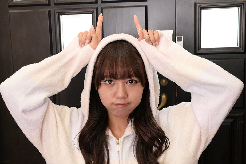 おにいちゃん！私とモフモフいたずら遊びしよ！ もふもふ部屋着でズボンも穿かずに無邪気にプリプリTバック尻が丸見えでまとわりついてくるので勃起した！ 画像10