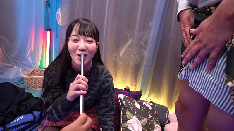 初めての移動式シーシャBar体験!興奮剤入りフレーバーで大胆になった男女が勃起したデカチンとおま〇こを擦り合わせたら素人娘は親友とSEXしてしまうのか?撮って出しマジックミラー号~まや&けんじ編~ 葵井みずほ 1枚目