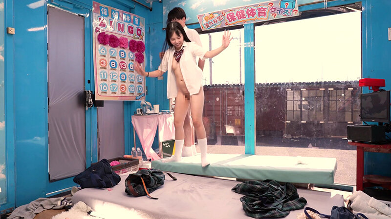 禁断の関係の2人が挑む、男女が自分たちの身体を使って答える保健体育クイズ！脱出か？賞金か？ビンゴが揃うまで出られない部屋の中で、最後の一線を越えてエッチまでしてしまうのか？撮って出し！マジックミラー号～さき＆泰司編～ 画像20