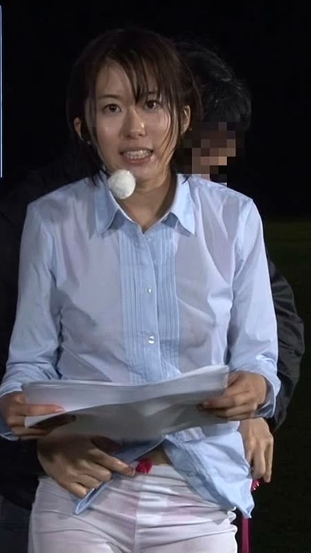 【スマホ推奨】お天気お姉さんがゲリラ豪雨で下着が透け透け それを見ていて勃起したヤジ馬に雨の中ヤラれた。