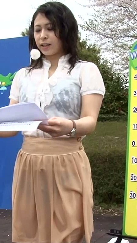 【スマホ推奨】お天気お姉さんがゲリラ豪雨で下着が透け透け それを見ていて勃起したヤジ馬に雨の中ヤラれた。