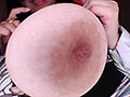 その乳、凶暴なり。ドメスティックな肉漬けおっぱいで男の人生終わらせるド発情痴女 吉根ゆりあ - サンプル 5
