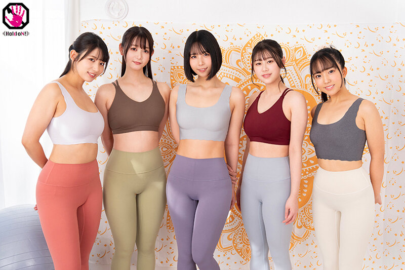 ヨガ体験教室の生徒で男は僕だけ…エロ目的での参加だと誤解されてはいけないと思えば思う程、美人インストラクターの突き出した美尻を見てチ●ポが反応してしまう…。下腹部の膨らみを見つかった僕は、体験コースには含まれていない集団エロレッスンに身を委ねてみる…(2) 1枚目
