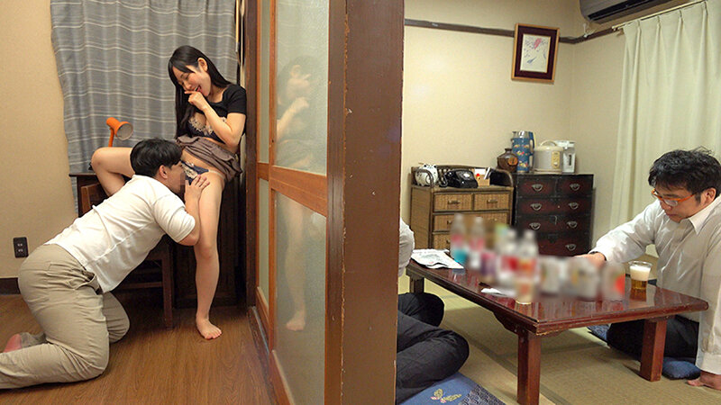 バレたらヤバい状況でクンニされ本気でイッちゃう女たち 画像18