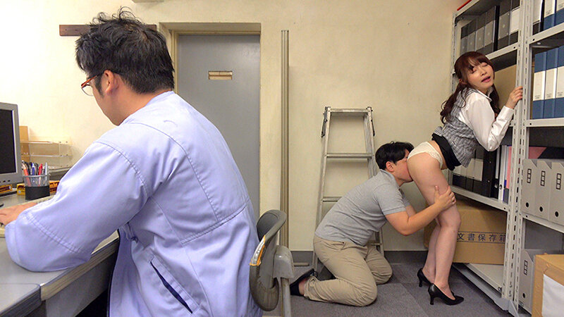 バレたらヤバい状況でクンニされ本気でイッちゃう女たち 画像3