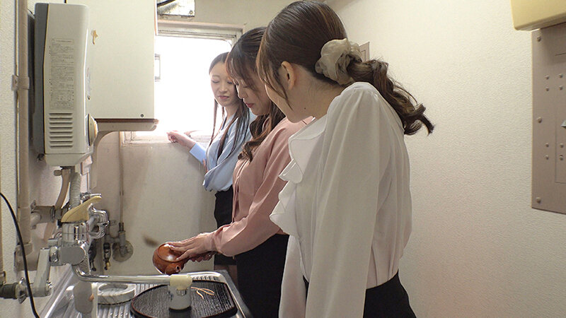 パンストマニアな老害じじい社長の性処理係にさせられた美脚OL 画像1
