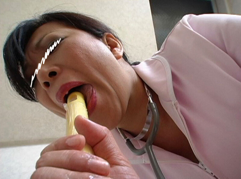 人妻熟女何でも入れちゃう自慰 画像11