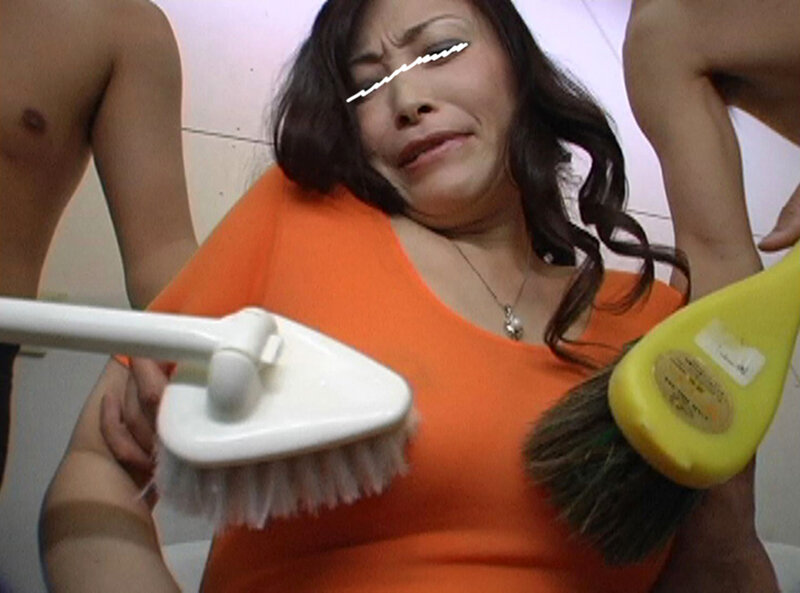 真面目そうに見える女ほどド淫乱!乳首責めされてアへ顔を晒す人妻熟女 画像3