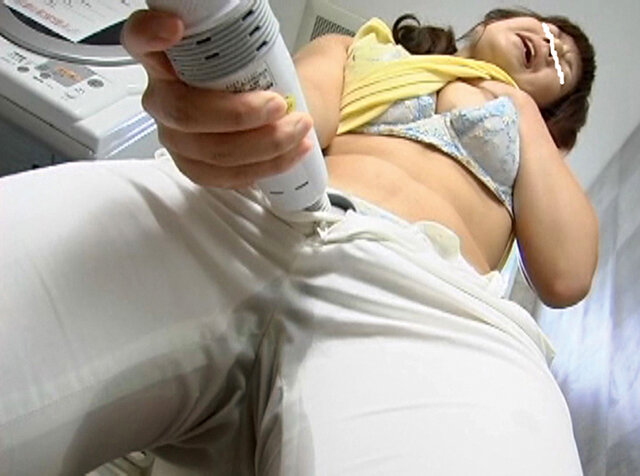 【アウトレット】デカ尻ピタパンお姉さんの愛液交じりお漏らし失禁オナニー 画像17