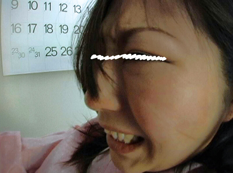 人前で初めての排泄 人妻のうんこおしっこを食らう便器男たち 画像10