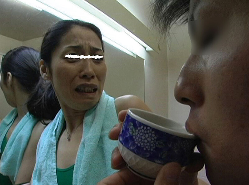 人前で初めての排泄 人妻のうんこおしっこを食らう便器男たち 画像12
