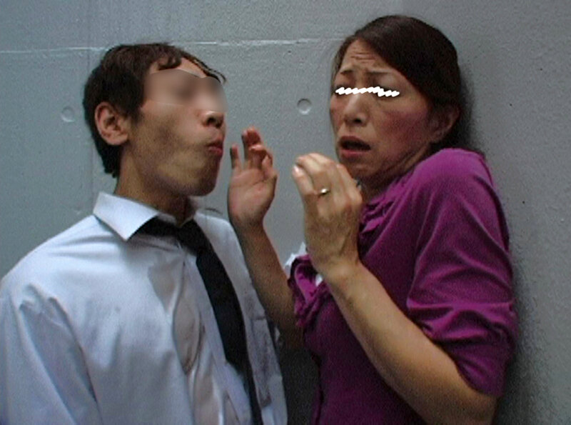人前で初めての排泄 人妻のうんこおしっこを食らう便器男たち 画像20