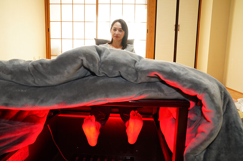 【FANZA限定】美熟女の足裏をふやけるまで舐めたい! 安野由美 チェキと足裏コピーセット 画像1