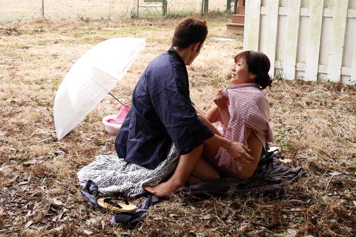 サンプル-鬼●川温泉で多発中 母と息子による青姦の実態