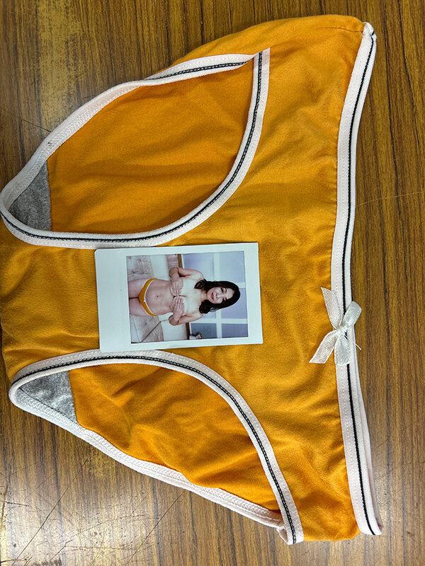 【数量限定】誰にも言えない…娘の夫に無理やり抱かれたなんて(15) 御子柴美花さんのチェキとパンティ付き 画像2