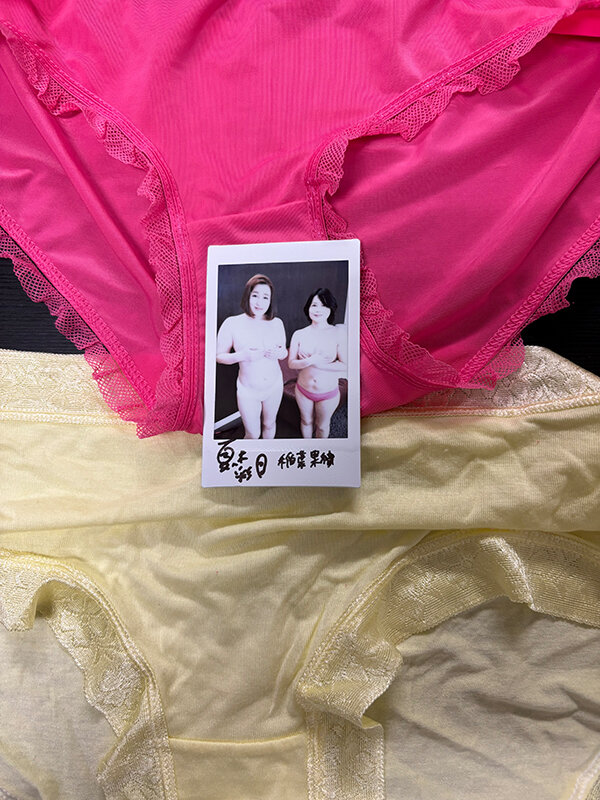 【数量限定】出張マッサージにやってきた美人妻にフル勃起したデカチンを見せつけてなし崩し的に本番やれた…(5) 夏八木彩月さんと稲葉果織さんのチェキとパンティ2枚付き 画像1