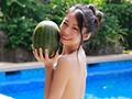 スイカと私◆~溢れるまな尻inタイ~ 岩崎真奈