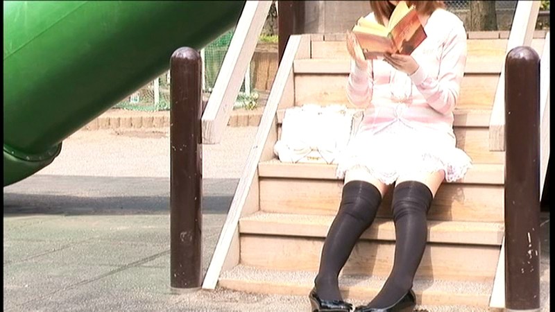 ニーソックスガールフェティシズム それは男の子を虜にする聖なる領域…