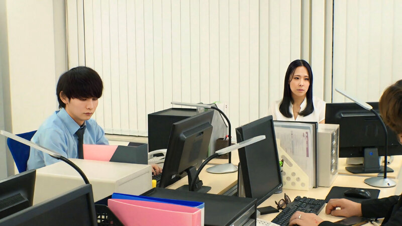 人妻おばさん女上司は毎日が発情期！部下との熱いオフィス情事！山本かをり サンプル画像