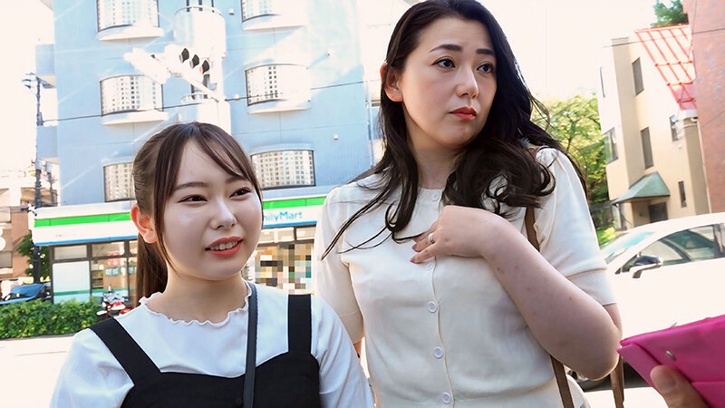 親友みたいな仲良し母娘ナンパ 巧みな言葉に口説かれ性的欲望に負けた母親とそれを見て興奮してしまう娘との極上親子丼！ 完全撮り下ろし3P中出し 画像9