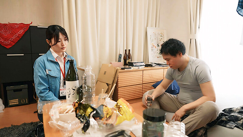 福祉課職員の人妻は訪問先の住人と一度だけ中出しを受け入れて不倫をした話 最上一花 2枚目