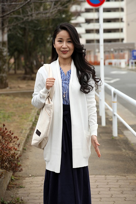 熟女のご自宅訪問 「おじゃましまーす！」夫の居ぬ間に自宅寝室で不倫性交 （DOD） 画像4