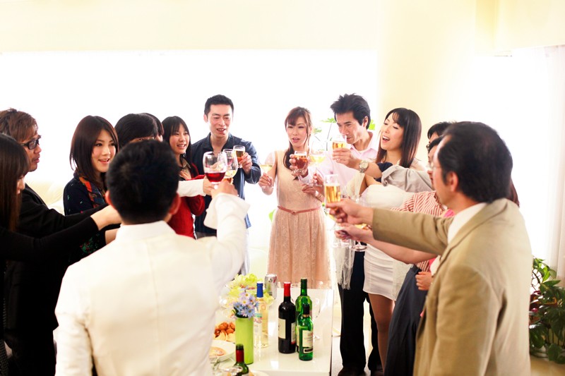 浮気妻12人 人妻が集まったらスゴイ事になっちゃいました!夫婦でホームパーティに行ったら…旦那に内緒で昼間の合コン開催…奥さま達はっちゃけすぎでーす!! (DOD) 画像2