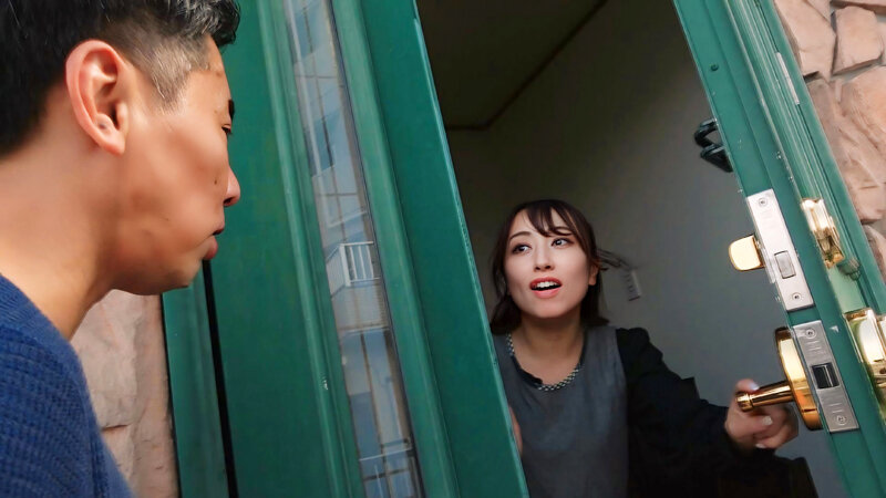 人妻自宅訪問！？声我慢性交！！夫婦・家族の憩いの場が汚される！？背徳さを感じ濡れてしまい間男の中出しまでも受けいれる人妻たち。COMPLETE BEST 画像4