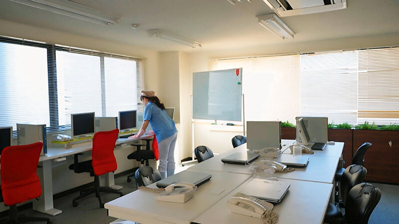 業務中にオナニーをしてしまうイケナイ熟女清掃員たち 清掃員4名 画像5