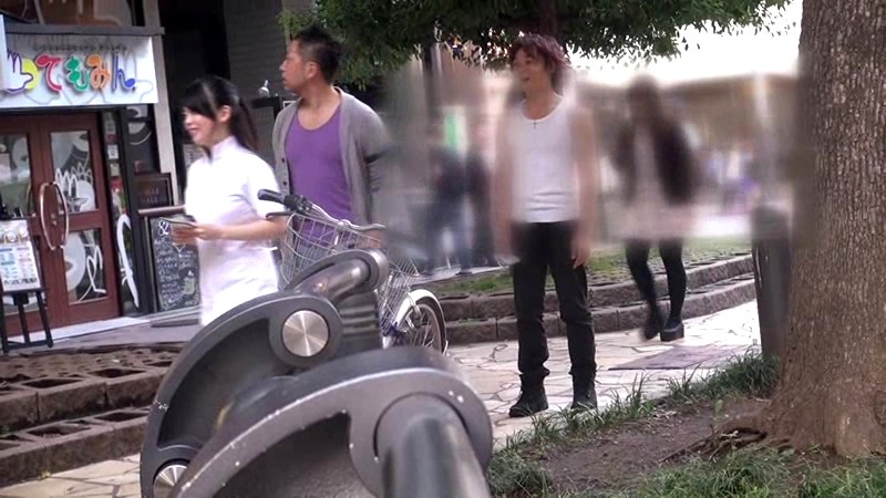 RHE-004 可愛いバイトの呼び込み女子を中出しナンパ