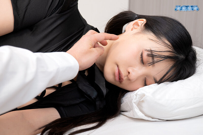 【VR】【心の声が聞こえてくる VR】女(今日もみんな見てくれるかな…エッチな自撮りなんてやめた方がいいのはわかってるけどやめられないよ…あれ、誰か来た…あいつ来るの今日だっけ…ヤバ…思わず寝たふりしたけど大丈夫だよね…) 花音うらら 5枚目