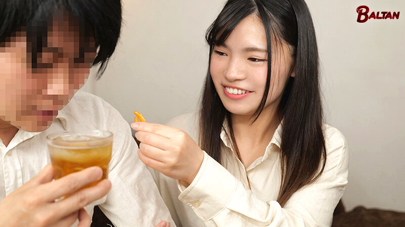 オタサーにきた場違いな姫がパンチラ誘惑 目の前で僕の友達とのセックスを見せつけられて屈辱センズリ射精 鳥楽ひな 2枚目